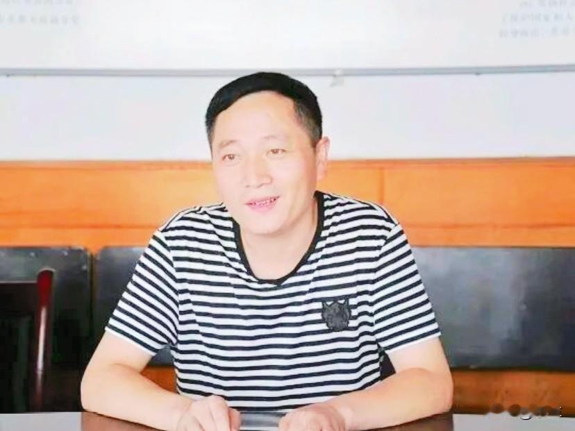 今天江西抚州崇仁县中医院的冯本荣上了热搜，他是1971年出生的江西抚州人，长