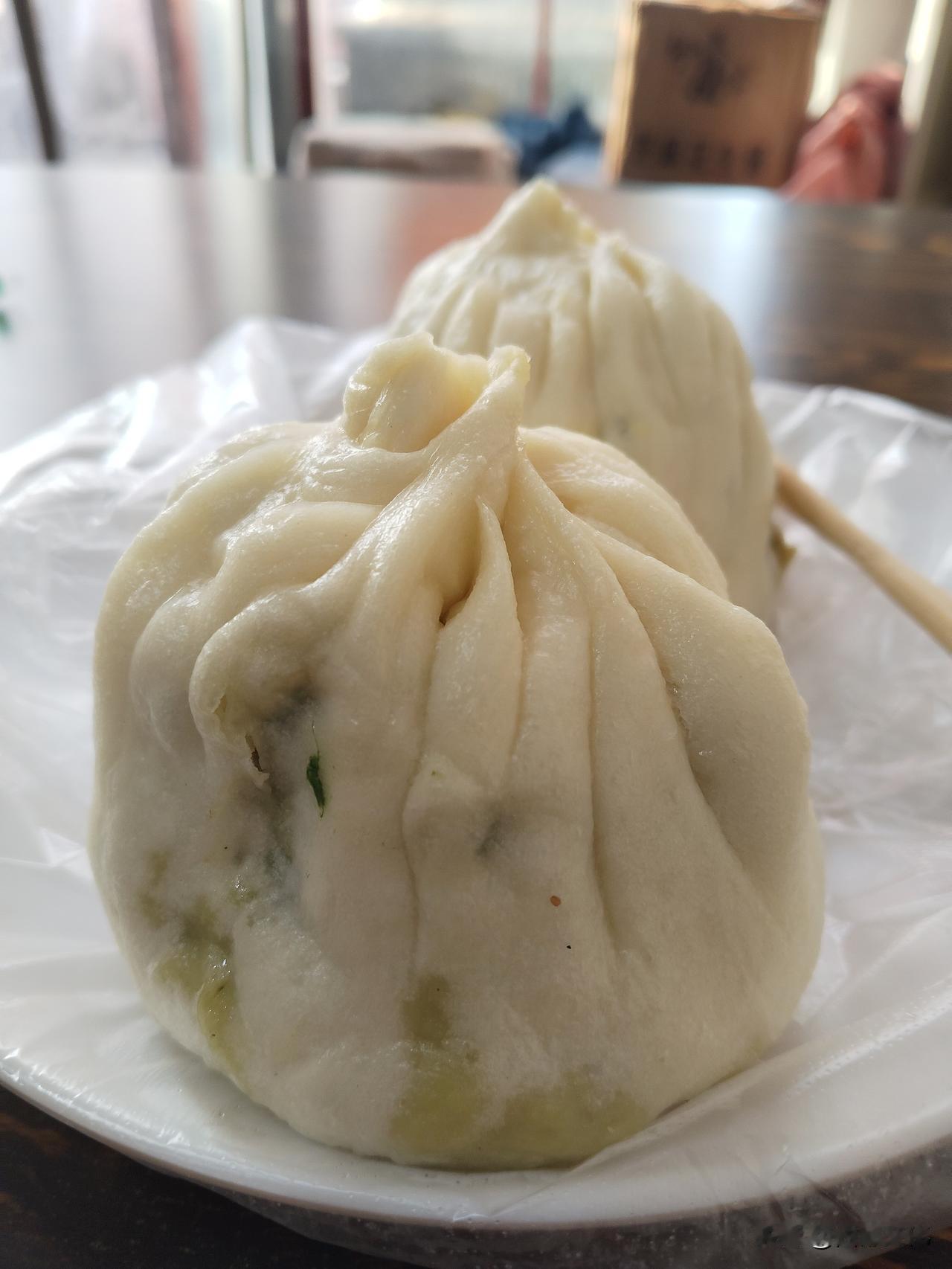 正宗的陇西腊肉韭菜包子长啥样？正宗的陇西腊肉韭菜包子，蒸熟后，必是高高耸起，