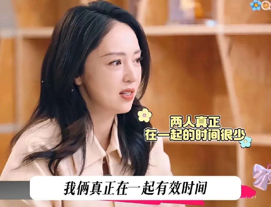 从细节可以看出，董璇妈妈对于这个，比自己女儿小9岁的女婿张维伊，不是特别满意。但