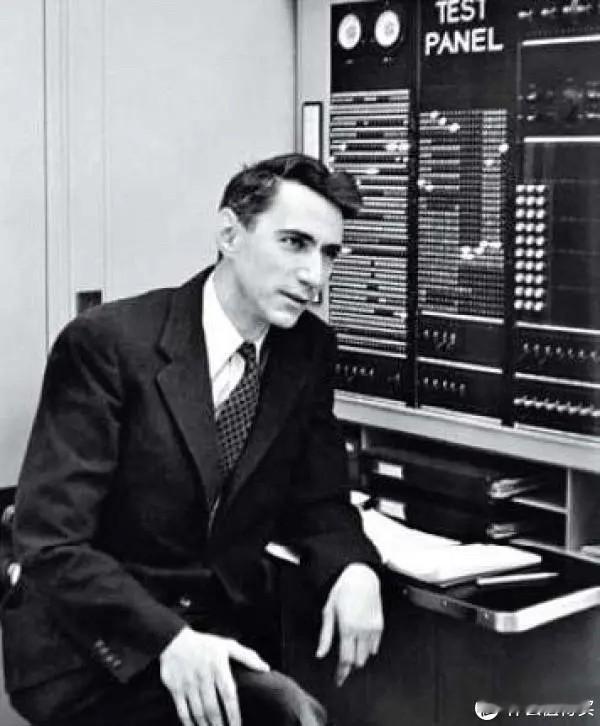 这张著名的照片拍摄于1954年的贝尔实验室(BellLaboratori
