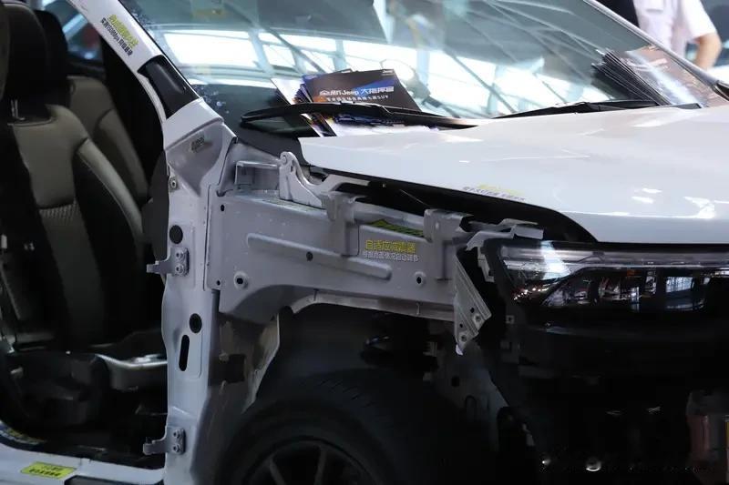 标题：小米YU7首次拆解曝光！赤峰事故亲历者：这车救了我一命！正文：全网首次拆