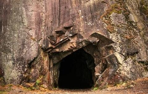 1984年，一个成都的初三学生，脑子里全是武侠小说里的奇遇。他听说峨眉山的九老洞