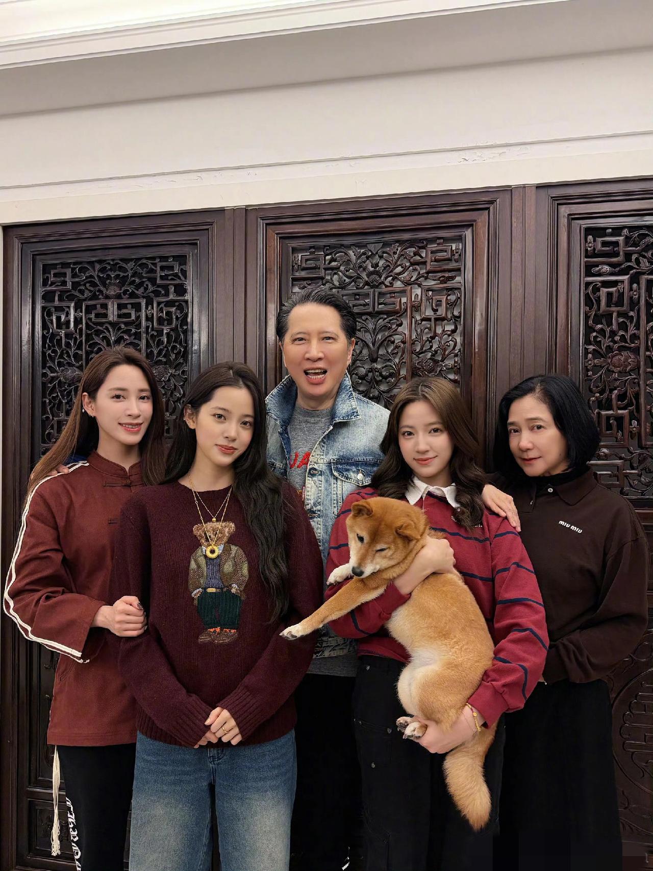 基因的力量真是奇妙！这一家人仿佛共用一张面孔，却各有各的独特魅力。尤其是欧阳娜娜