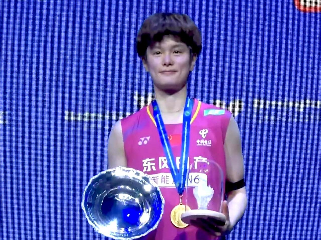 王祉怡这枚全英金牌，分量比不少世界冠军还重。2比0横扫世界第一安洗莹，两局