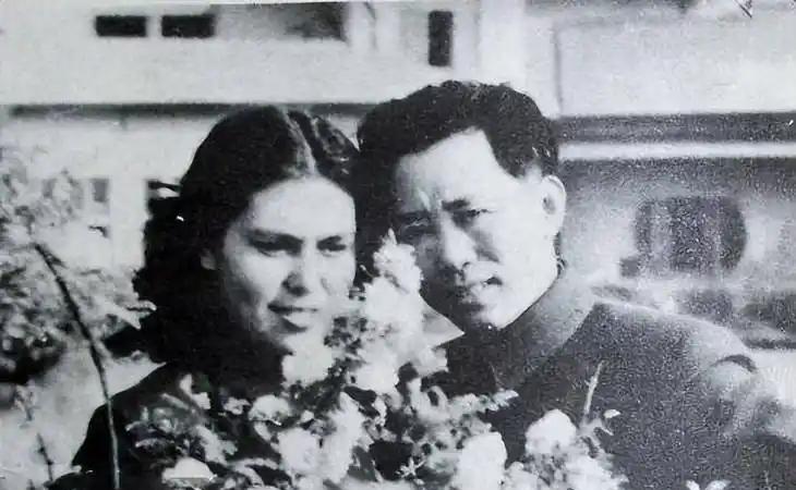 1965年，55岁的刘亚楼因为操劳工作，英年早逝。离世前，他叮嘱自己的混血妻子：