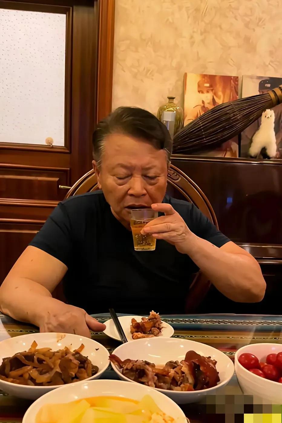“李逵”退休了，仍然大块吃肉，大碗喝酒，身体杠杠的。看了电视剧《水浒》中的李逵大