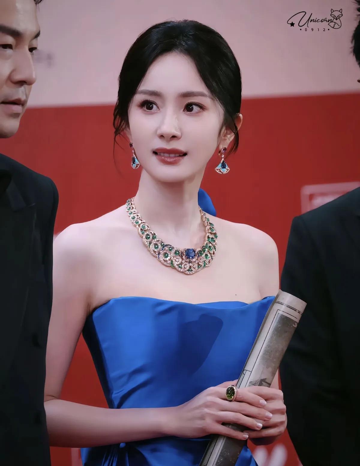 穿顶级高定夏帕瑞丽，戴顶级高珠宝格丽！杨幂还是太权威啦[比心]这套礼服真的好好看