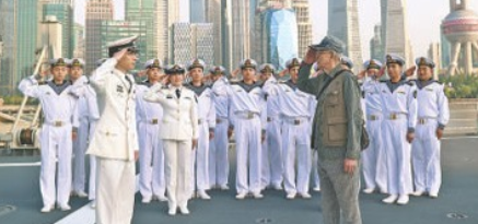 4月22日，沂蒙山舰开放日，一位91岁老人没抢到票，便拿出一枚泛黄胸章对卫兵说：