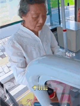 这老太太，我服了。盐城，一位老人坐公交忘带老年卡，兜里只有十块钱。司机说找不开