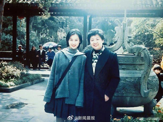 黄圣依发15岁与妈妈合影时光仿佛在照片里定格，黄圣依和妈妈的合影好美好！加盟