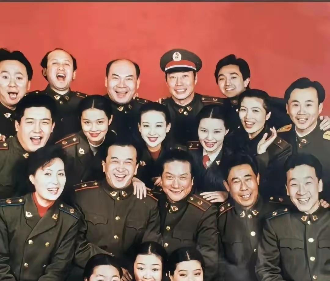 这是黄宏担任小品喜剧艺术团团长时与一些演员的合影照，当时的黄宏如日中天，心情很好