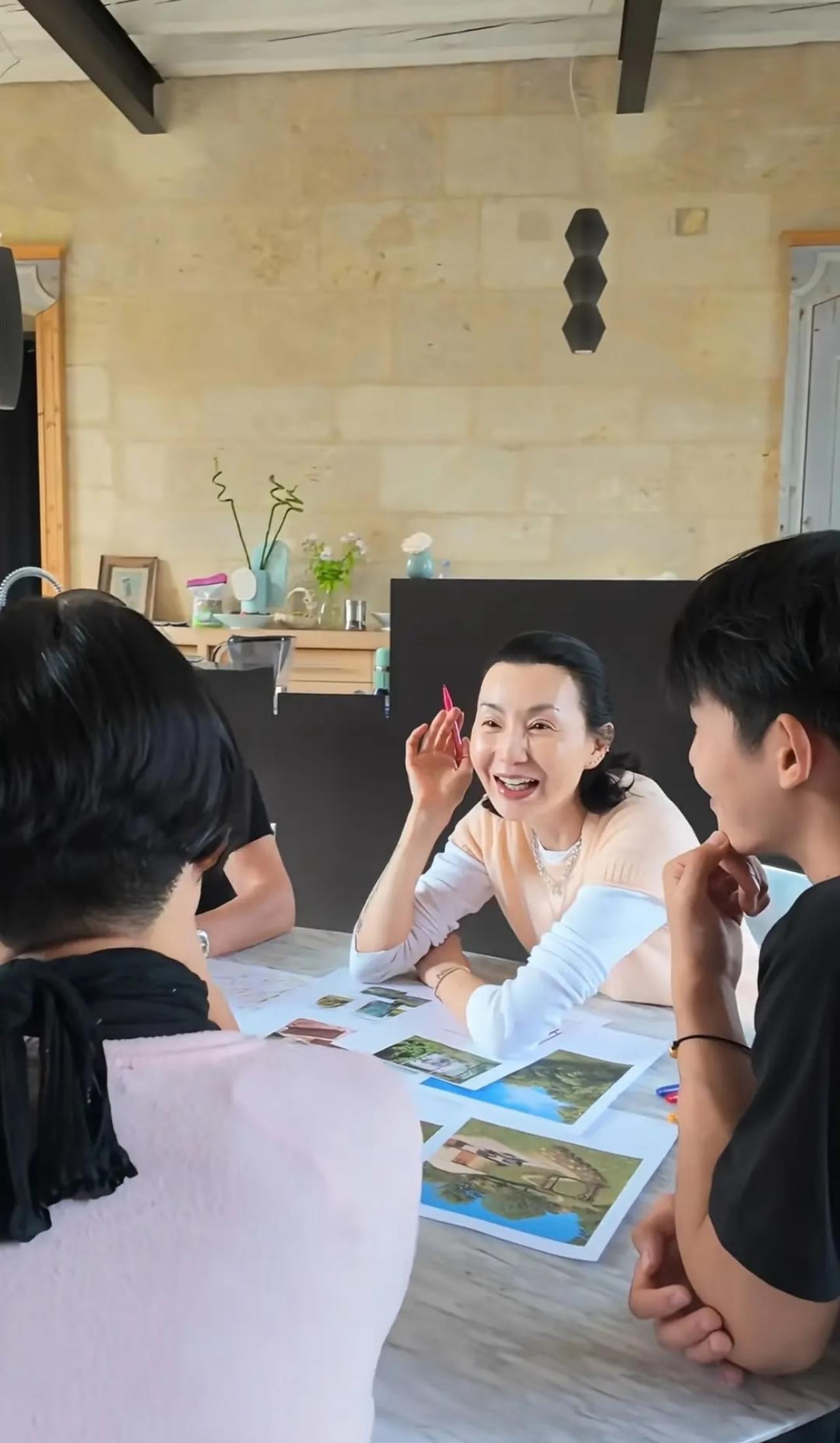 张曼玉近照惹争议，脸上看上去光滑水嫩，没有皱纹，皮肤甚至还有光泽，但整个人看上去