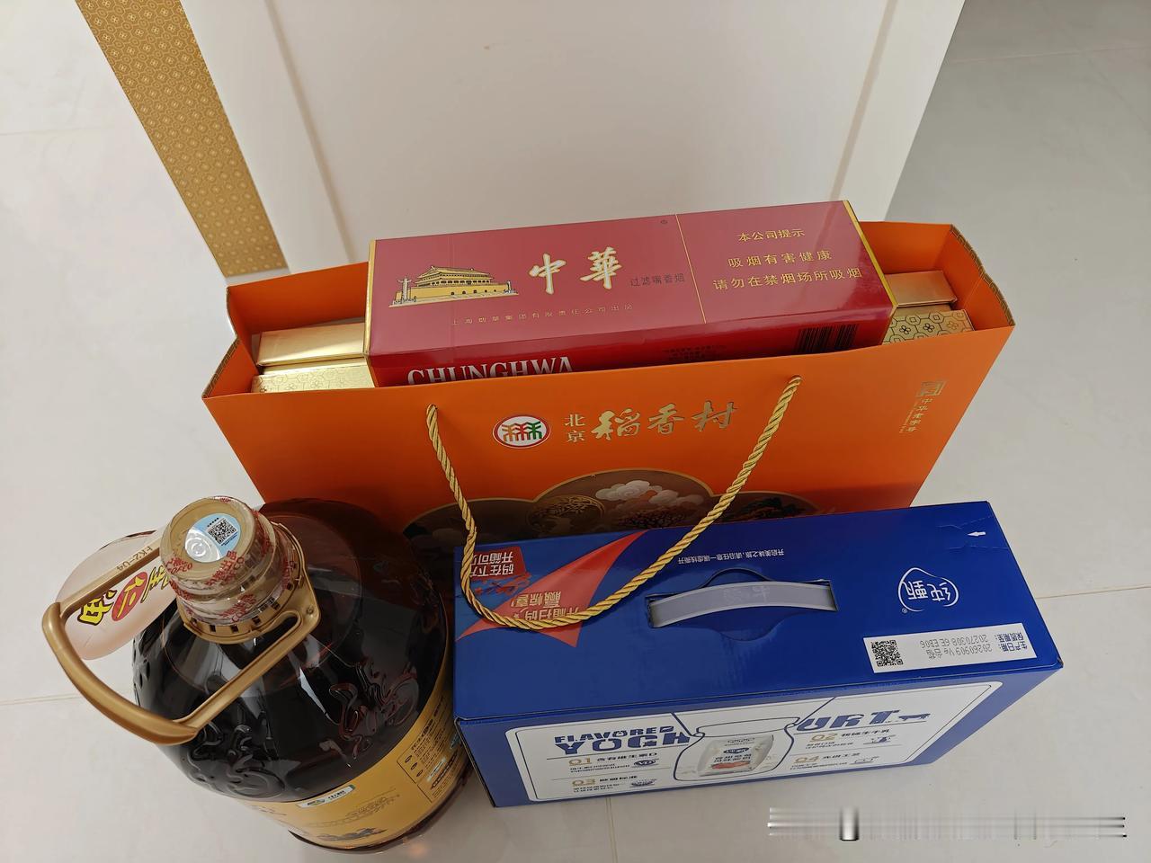 每年的八月十五和春节，我弟和他媳妇都会带着礼物郑重其事地来家里看我们两口子。