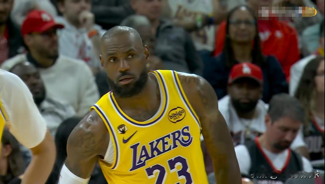 湖人巨星詹姆斯真是特别的暗淡无光！在今天湖人客场挑战火箭的焦点战中，目前双方半场