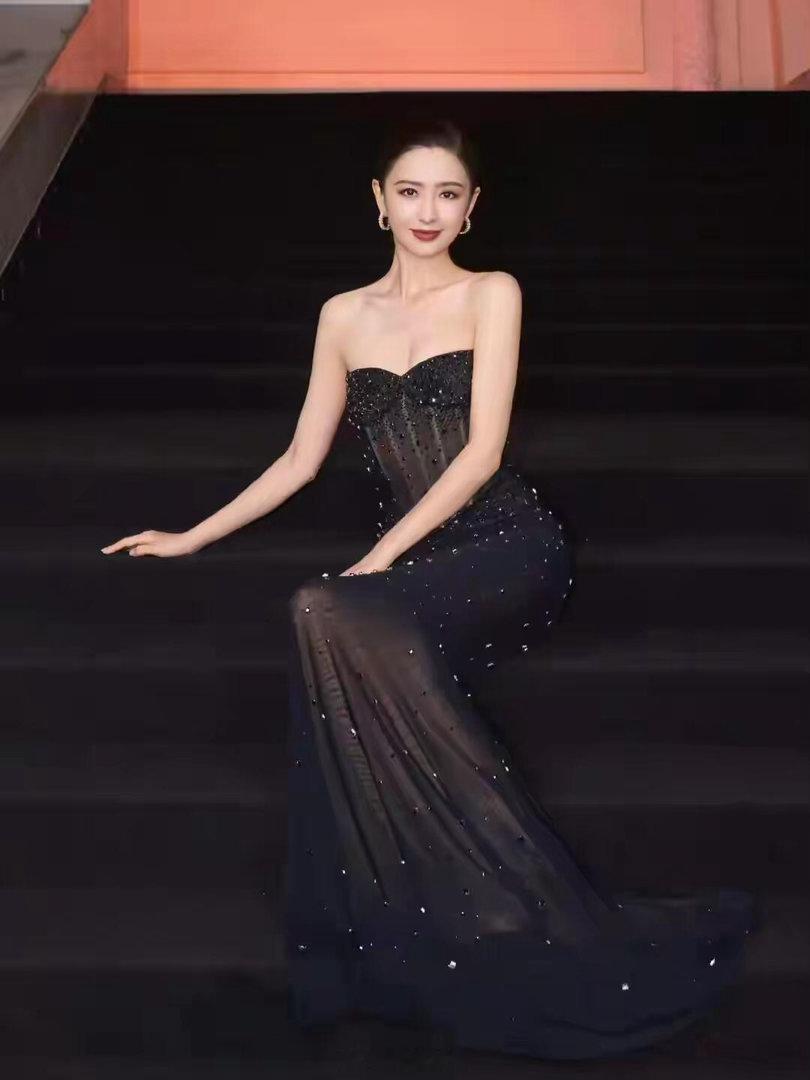 佟丽娅一袭黑色抹胸透视鱼尾礼服​​​