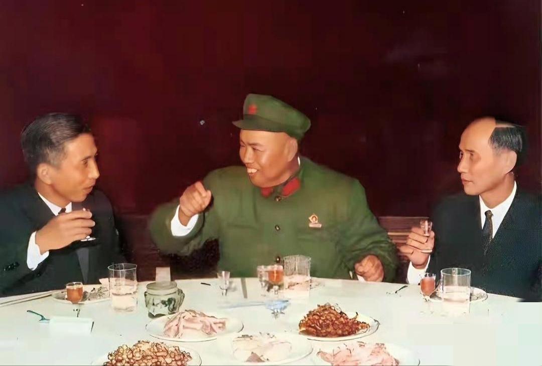 70年代，许世友将军与老友们聚餐时的一幕，几盘下酒小凉菜、油炸花生米、猪头肉等。