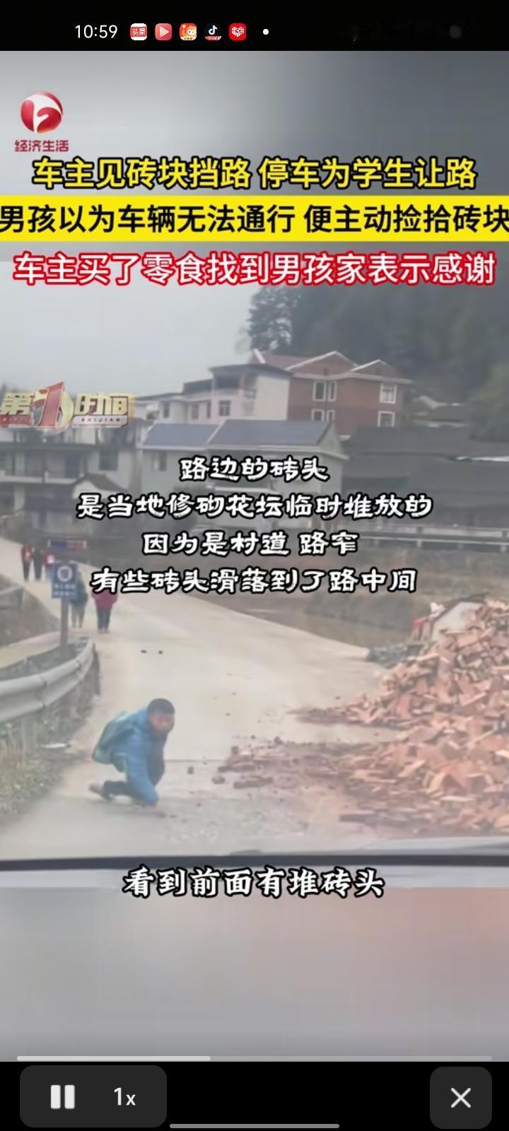 近日，湘西州泸溪县。女子开车看见砖块挡路，停车为学生让路，这些路边的砖头是当地修