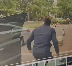 没见过这么开车的！真应了阿杜那句歌词“我应该在车底不应该在车里”！