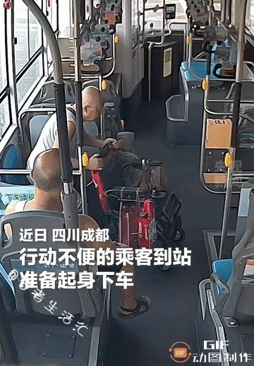 暖心一幕！成都，一位行动不便的乘客到站，艰难起身后准备下车，热心公交车司机从后视