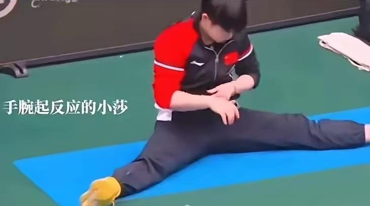 世界第一的光环背后是无数我们不知道的伤痛。莎莎在热身训练时，突然手腕起反应。看她