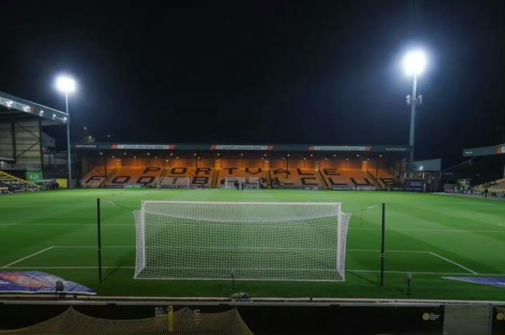 英格兰职业联赛里，仅有的两支队名不带地名的球队是：英超积分榜第一名，阿森纳，