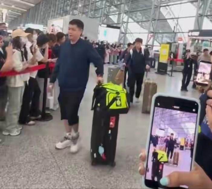 这次成都集训能有多狠？看看邱贻可的大肚子就知道了，明显是瘦了不少，这也难