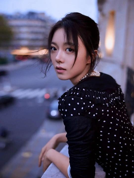 赵今麦黑大衣赵今麦这身黑色长款金扣大衣造型简直是“气场杀”！挺阔版型衬得身姿利落