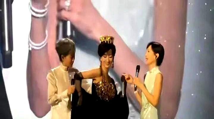 姐妹们快来看！经典CP滤镜碎了一地！最近大湾区晚会上赵雅芝叶童这对国民级
