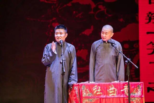 【苗阜和郭德纲同时跨年，表现形式尽显能力高低，你怎么看？】12月31日，著名相