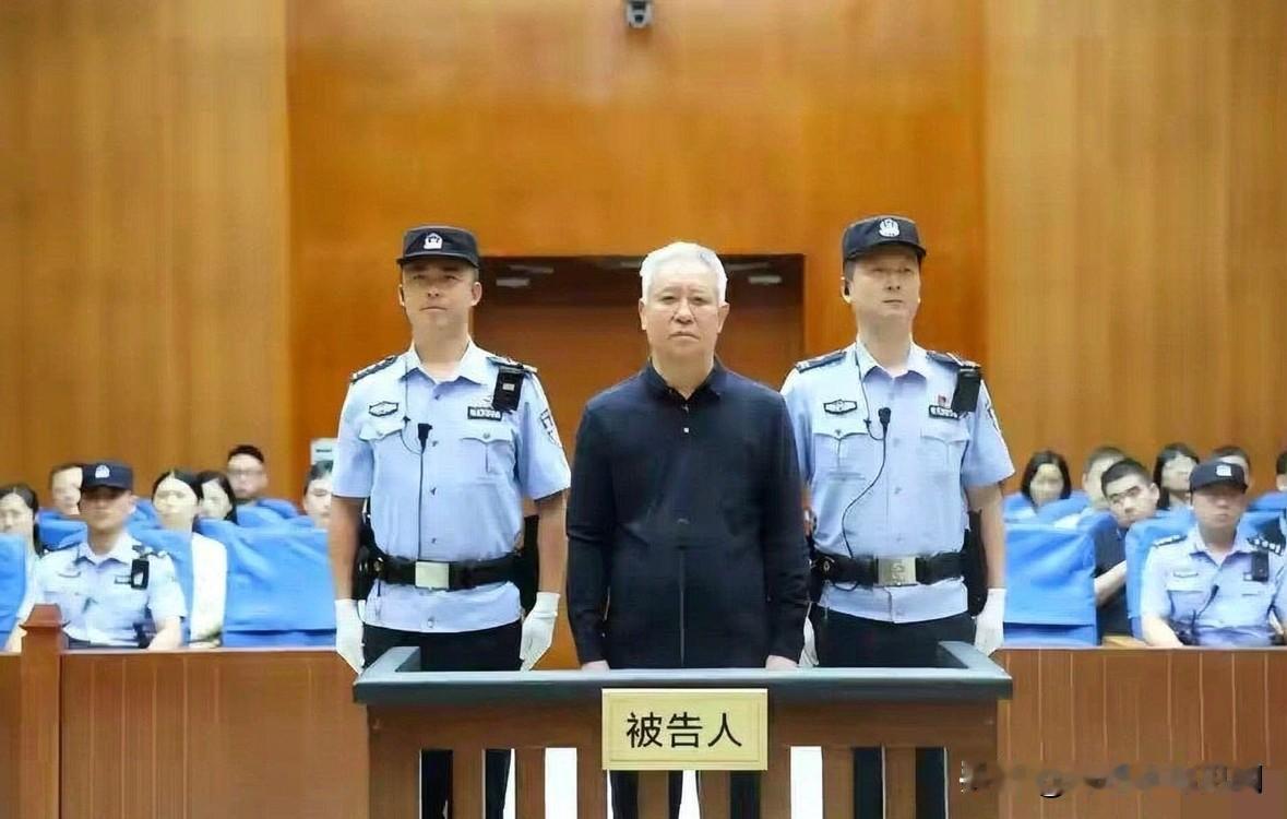 2026年8月26日，许家印毫无悬念被判无期徒刑。头发花白站在被告席上，今年68