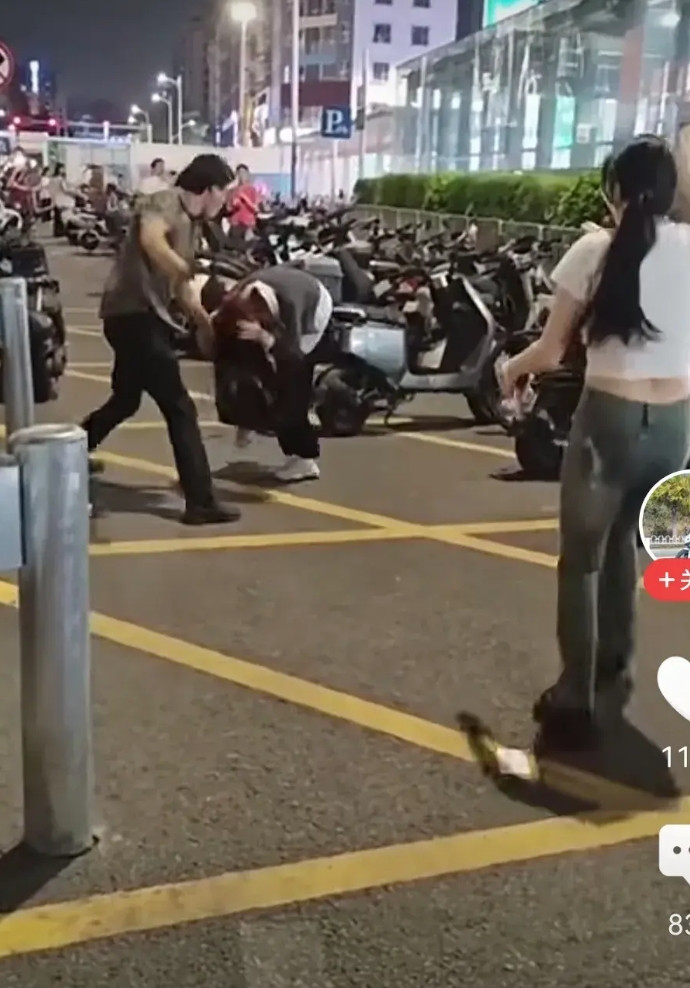 深圳摩的打人处理结果，这么多围观的人，没有人制止。说明什么……？大家都事不关己高