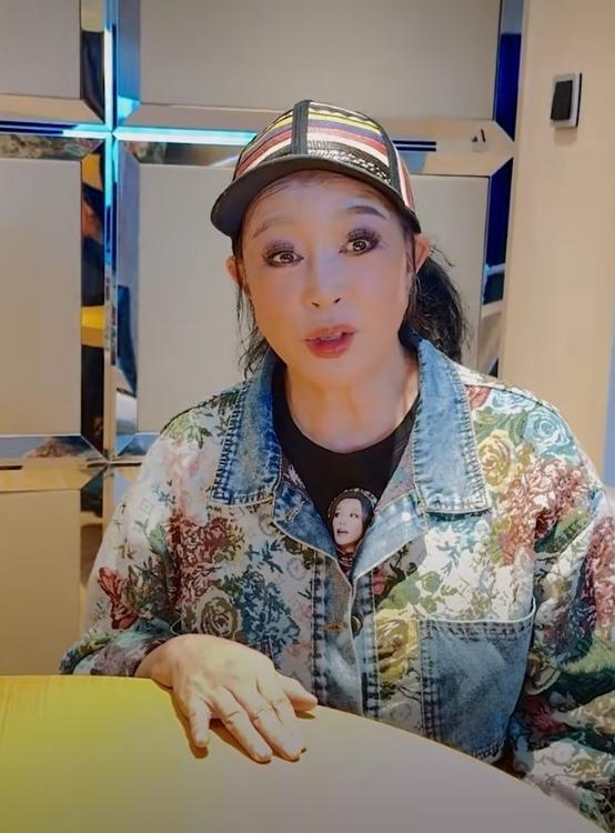 哎哟，我的妈呀，被刘晓庆这个眼妆吓到了……这个这个叫什么眼妆呀？这么吓人的，