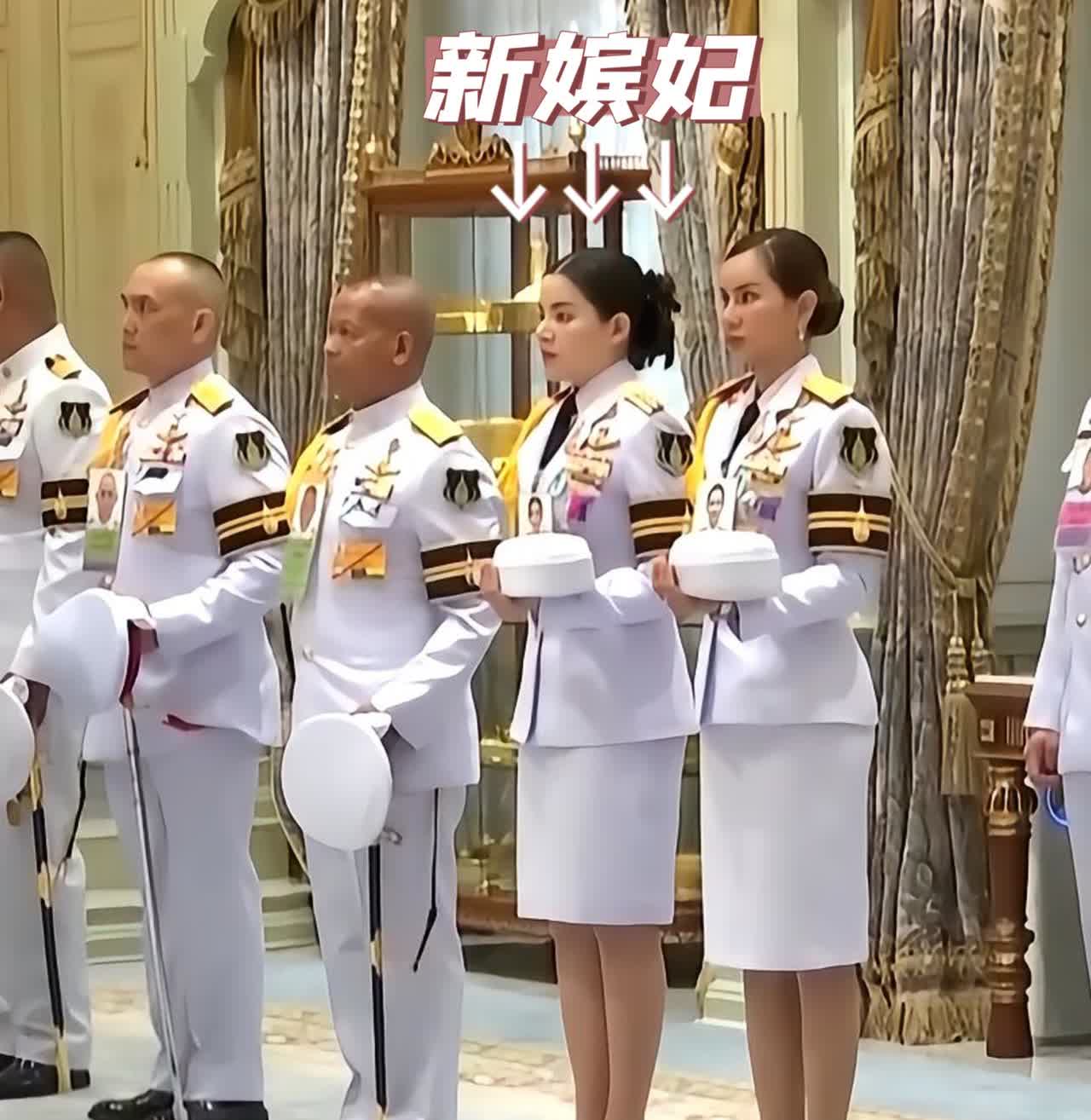 泰王携一后二妃亮相，苏提达、巴帕颂和新宠7月20日17:26，泰王与苏提达在
