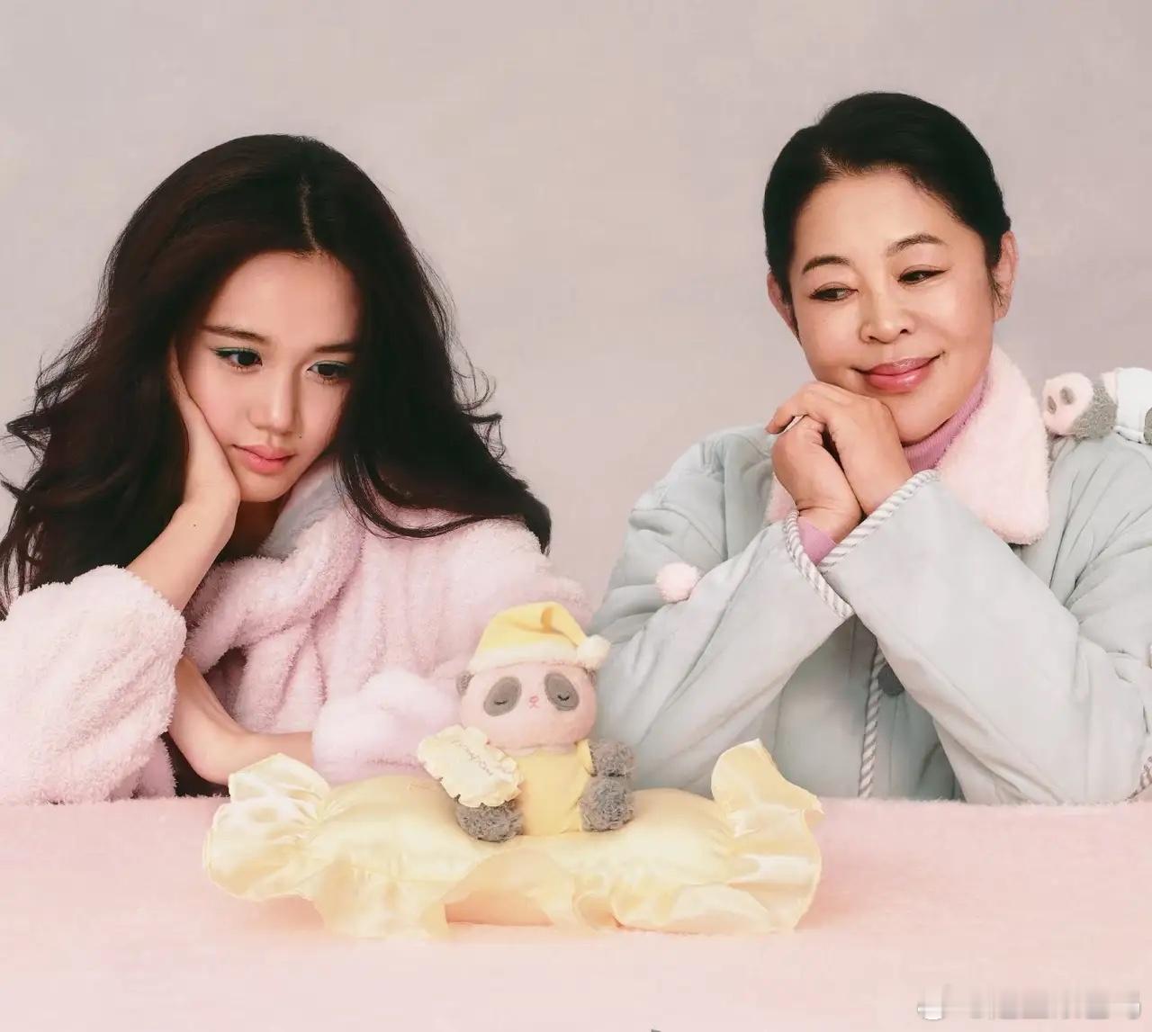 钟丽缇小女儿和倪萍同框，拍摄时尚大片，这组合蛮有趣！不得不说，小考拉越来越火了，