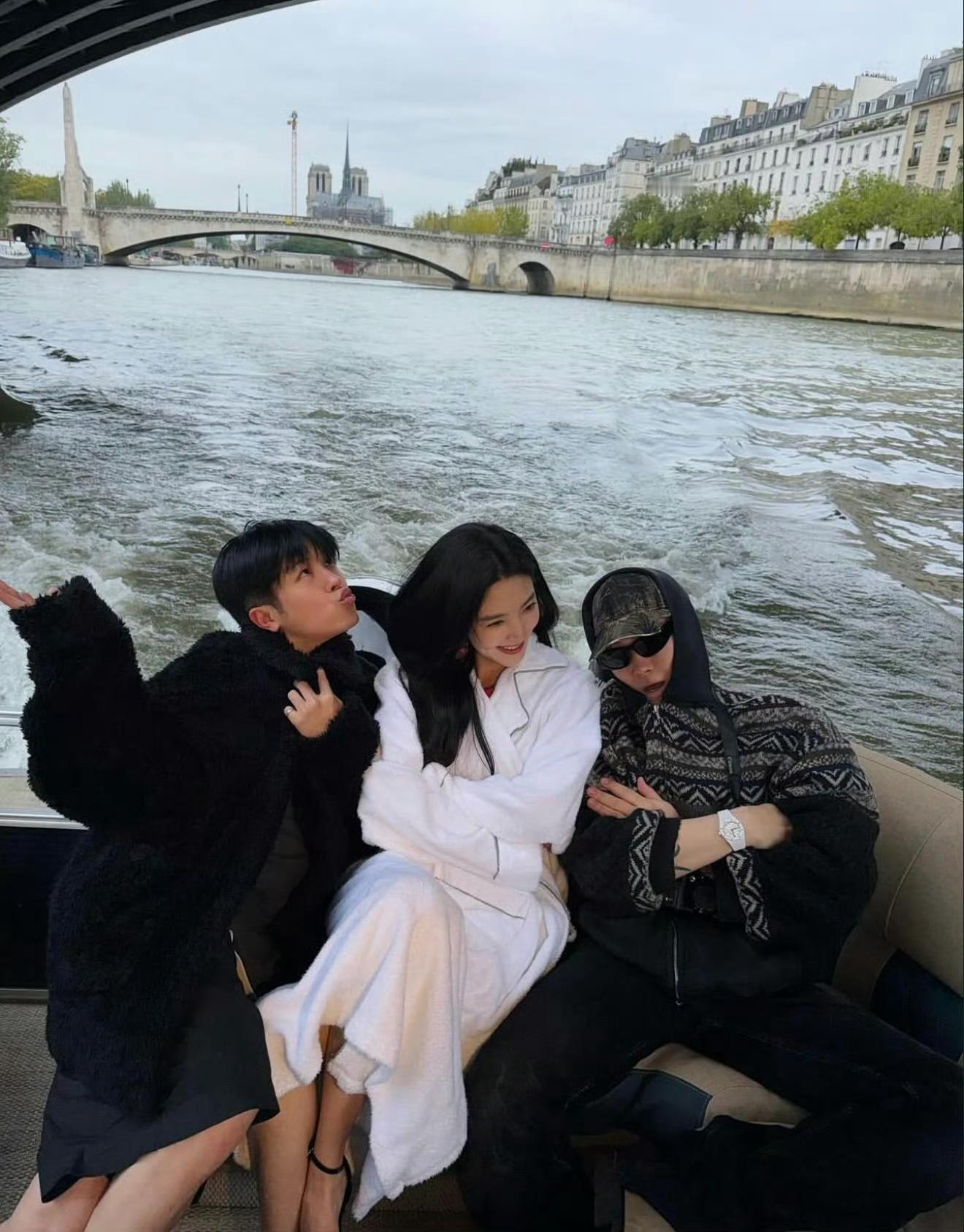 章若楠浴袍游艇合照，摄影师po的合照！好松弛好自然，楠楠你太美了😖😖