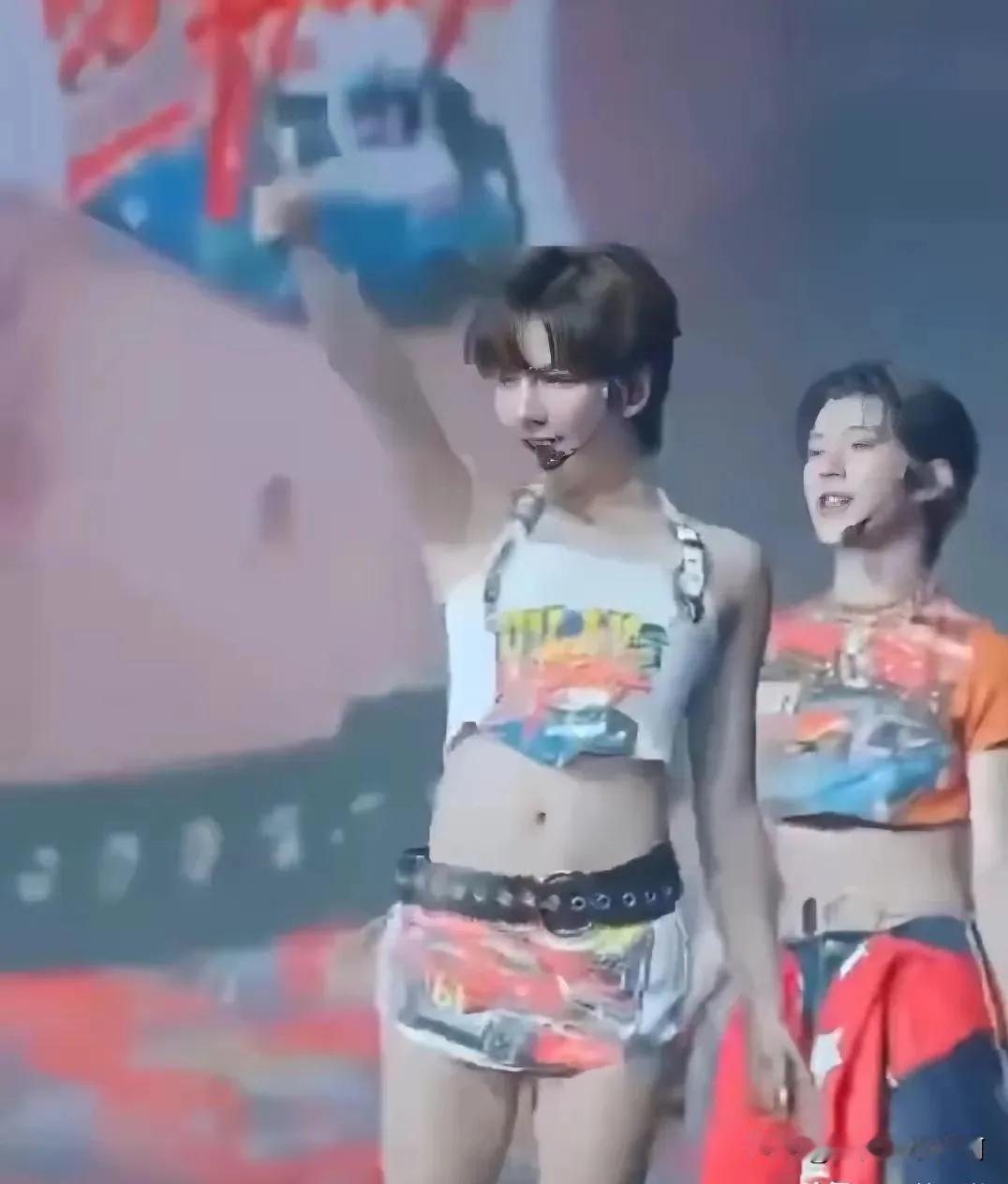 这样的演唱会也能过审?辣眼睛不男不女[捂脸哭]