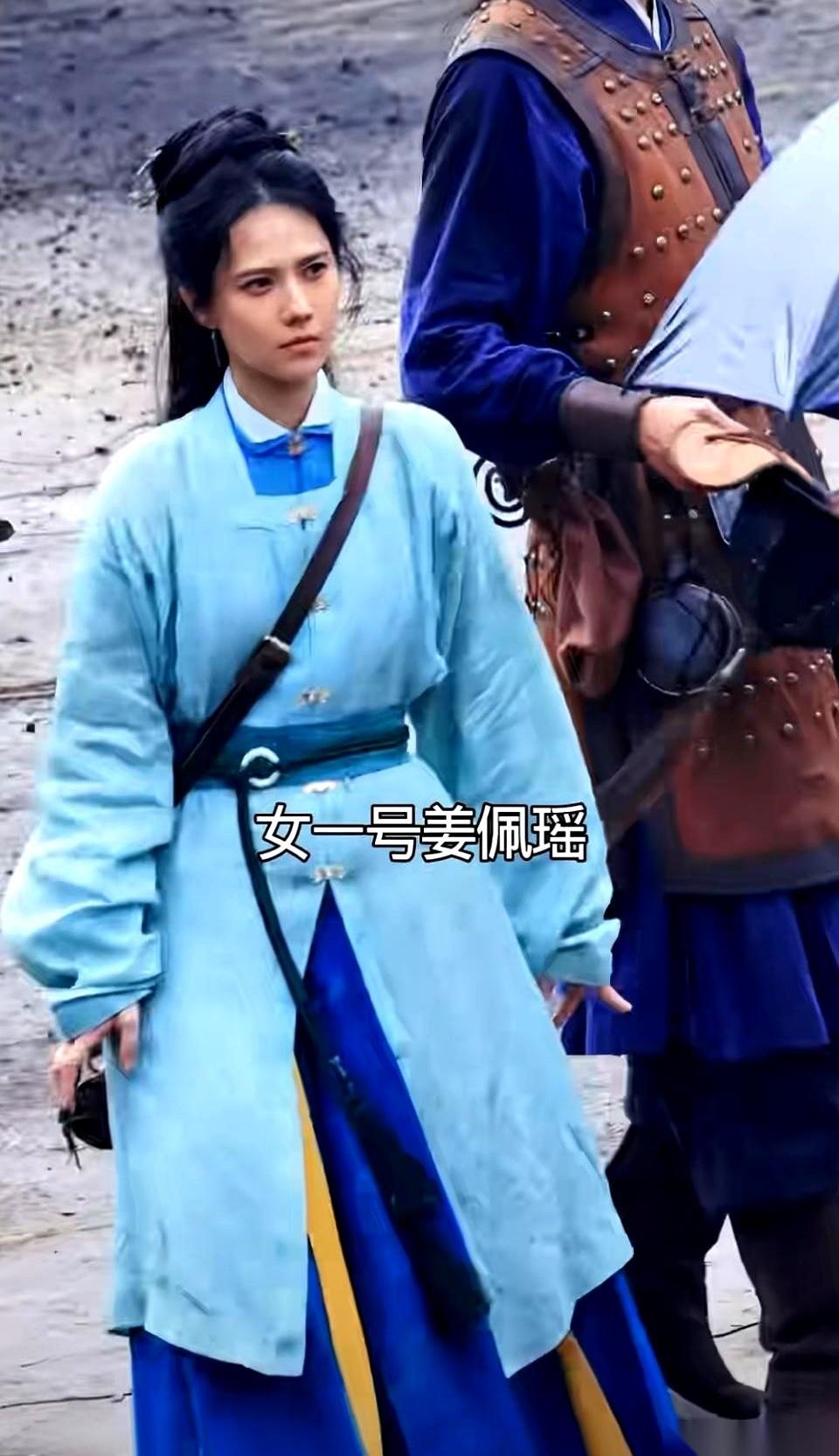 刷到成毅新剧女一是姜珮瑶，我手机差点没拿稳。等了这么多年，这姐们儿终于熬出头当