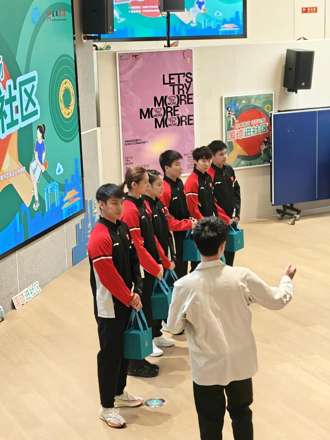 国乒人都是美的特别，很出圈，板板正正的孩子站着，一群都很棒，接受采访，看出来了素