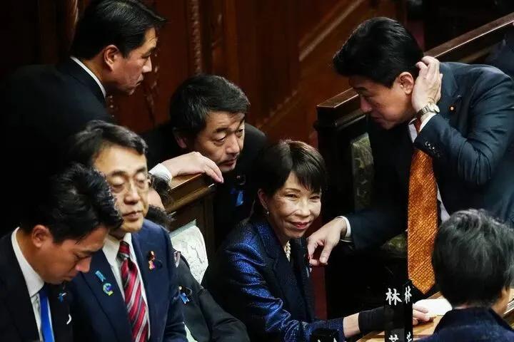 高市内阁支持率呈加速下跌趋势，不支持率已首次超过支持率！根据日本《每日新闻》