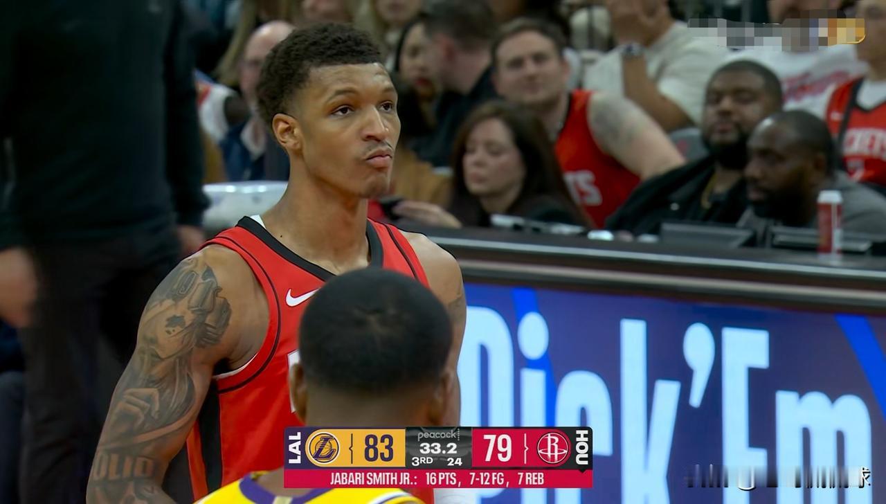 火箭大将小史密斯真是恨死杜兰特了！尽管今天火箭在主场以92：100不敌湖人，但是