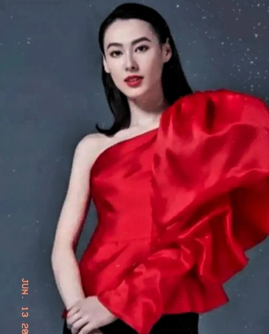 李泽楷这下估计心里五味杂陈！曾经为他生下三个孩子的梁洛施，在分开多年后，终于