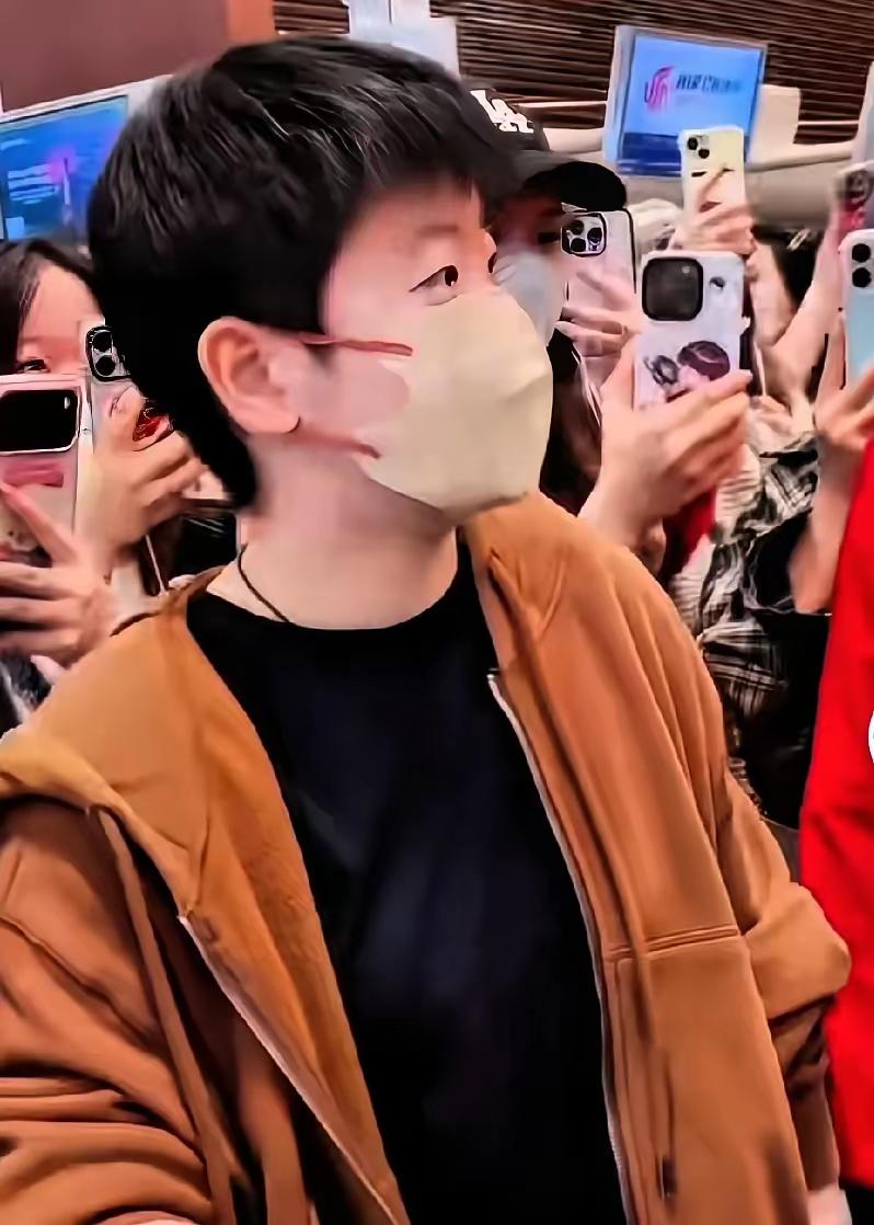 孙颖莎新加坡载誉归来便急葱葱回家赔爸妈过元宵吃汤圆消息象春风刮过石家庄，粉