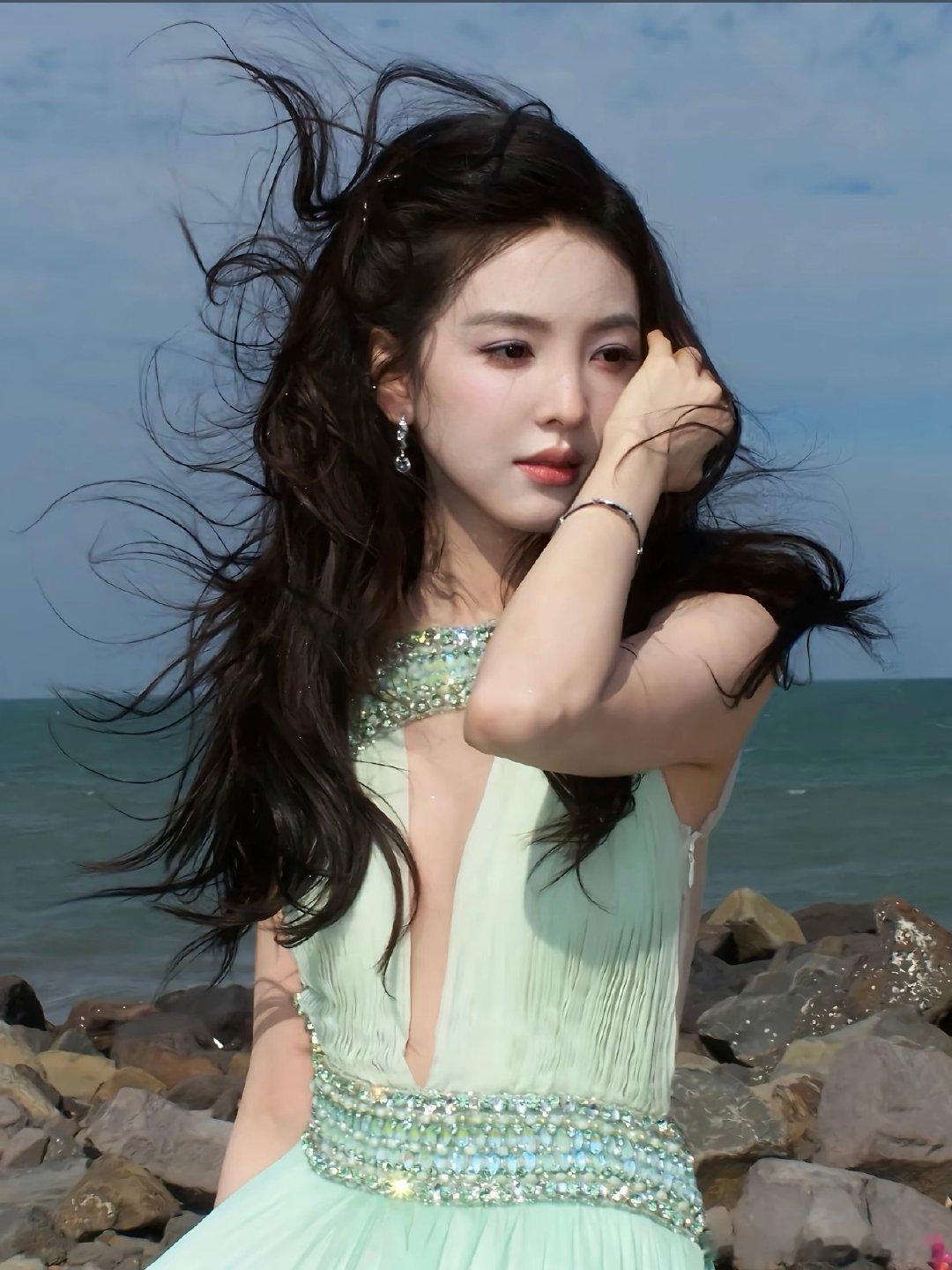 #章若楠#她好奇怪又有一点可爱💞​