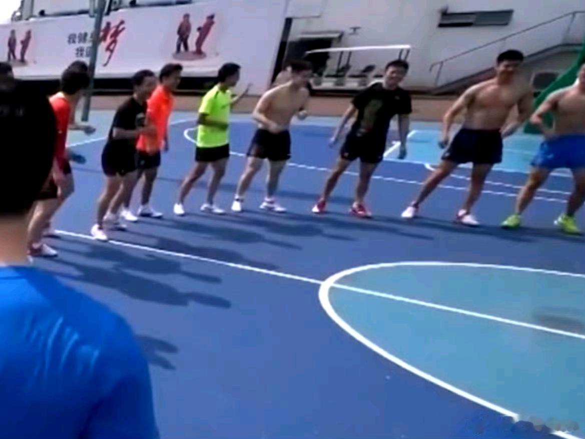 人群中寻找小胖主要靠什么特点？​​​[大笑]