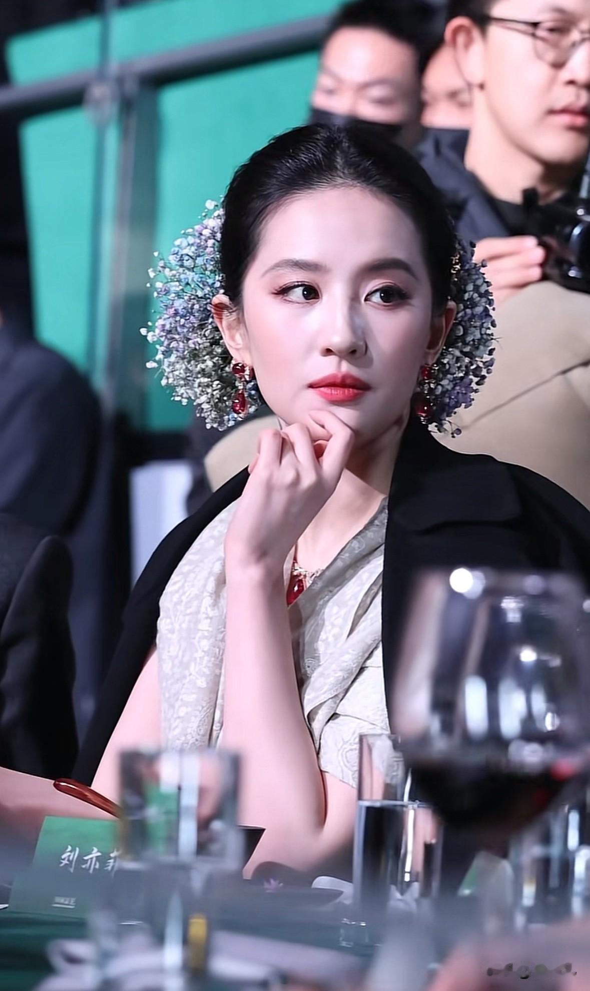 从容拿捏现场气氛的刘亦菲没有整容脸，没有烤瓷牙，一切都是那么天然，雪白的