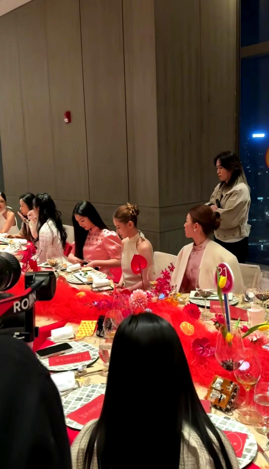 何超莲这头发，真不是普通人能养出来的。一张她和16岁小辈的合照直接刷屏，34