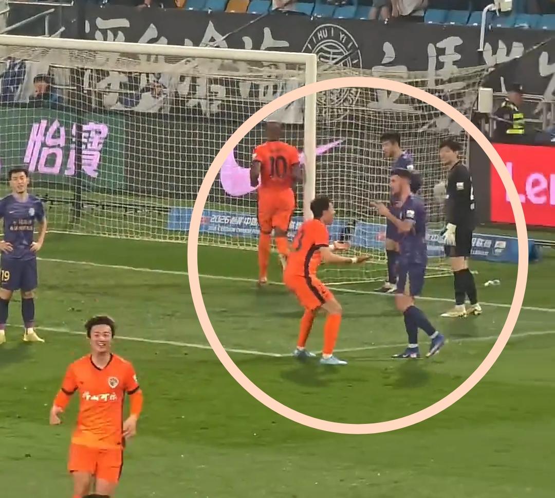 处罚李镇全的潘多拉魔盒开启，青岛海牛球员回应视频：咱现在也不敢骂人，只能这么做。