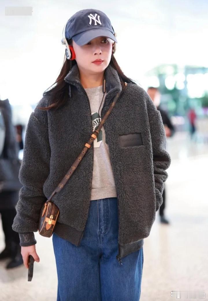 45岁殷桃状态太绝了！一件摇粒绒外套搭配阔腿裤，不仅穿出了时髦洋气感，整体造型更