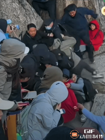 本来是去拍日出，差点就看不到第二天的太阳。泰山南天门观日处，游客为了抢占最佳