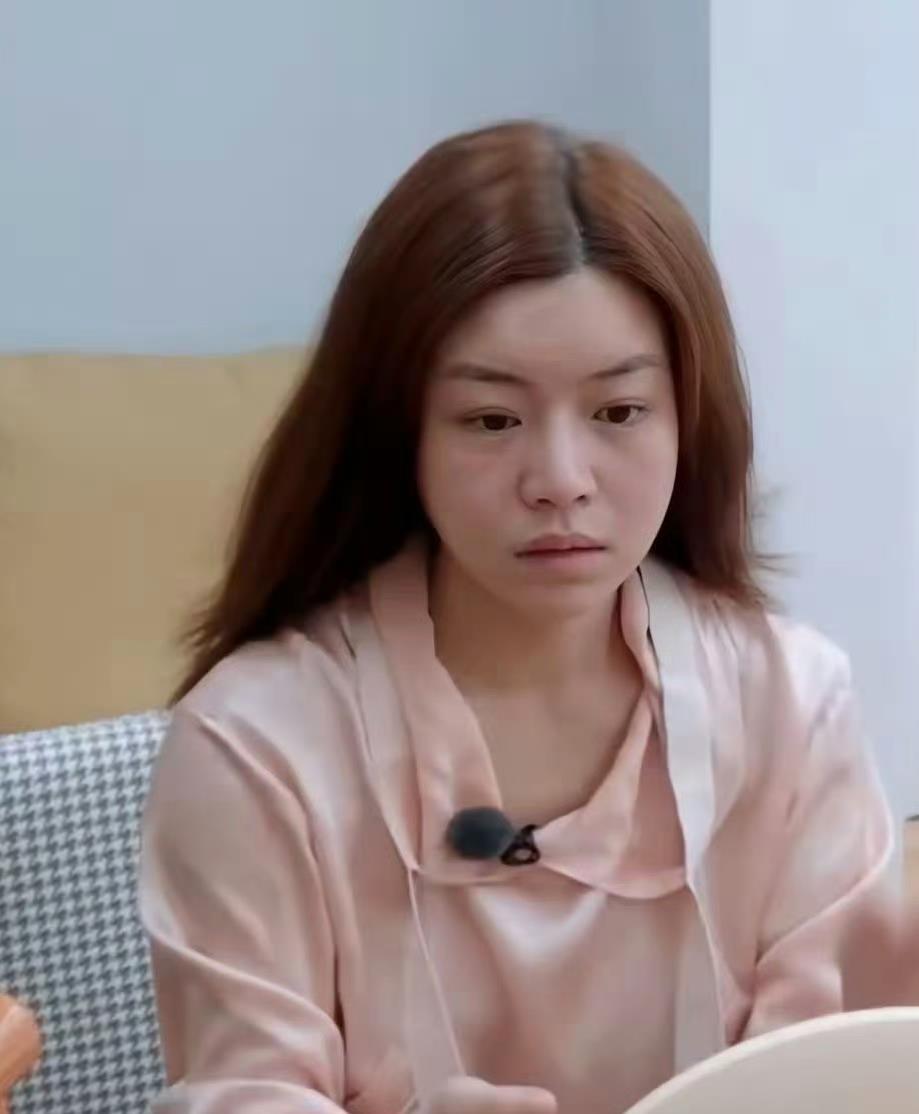 陈妍希近照曝光，网友感叹：和妈妈越来越像了。离婚这么久，陈晓从没在镜头前说过她